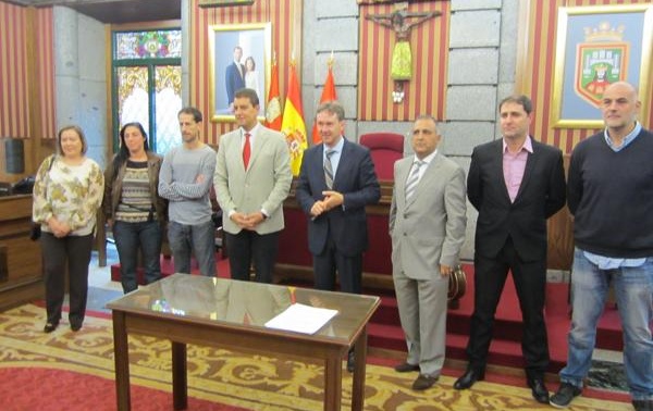 El alcalde y Ángel Ibáñez han firmado los convenios con las Escuelas Deportivas.